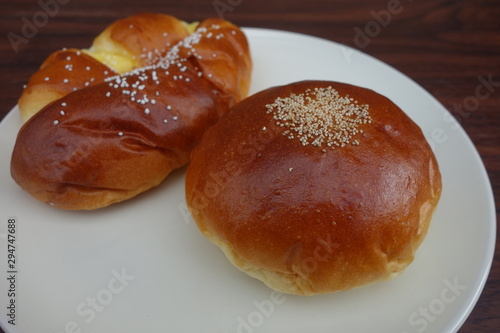 皿の上のアンパンとクリームパン