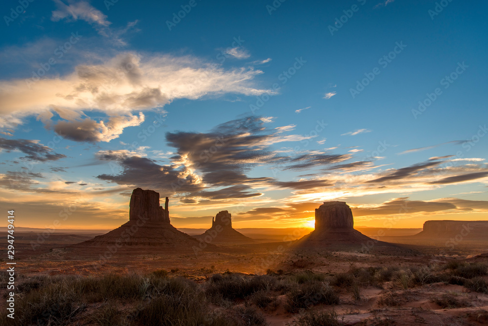 Sunrise over the holy Mountains of Monument Valley, USA/Arizona