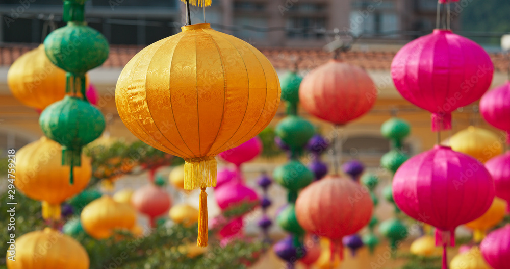 Obraz premium Colorful traditional chinese style lantern hanging outdoor for lunar new year