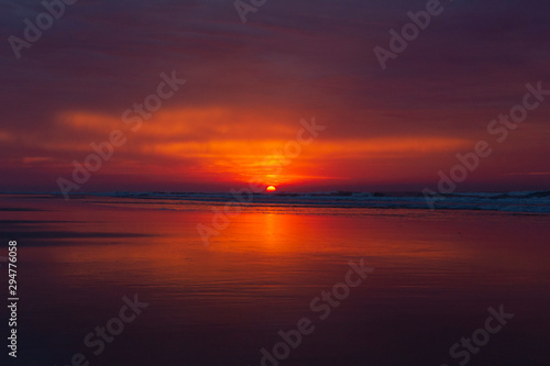 nascer do sol na praia no mar