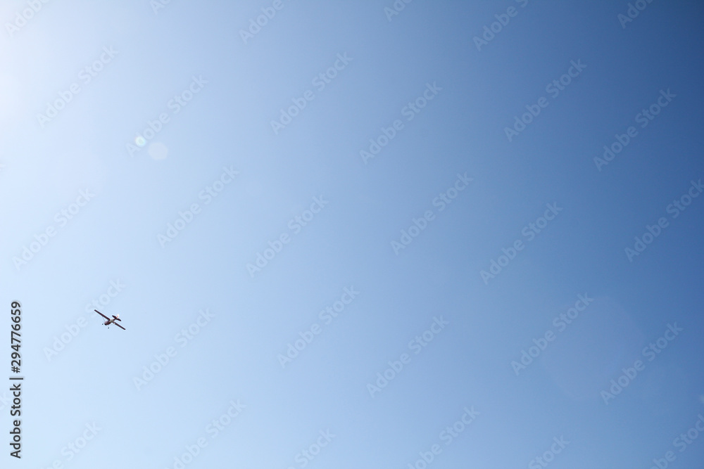 Fototapeta premium céu azul com avião