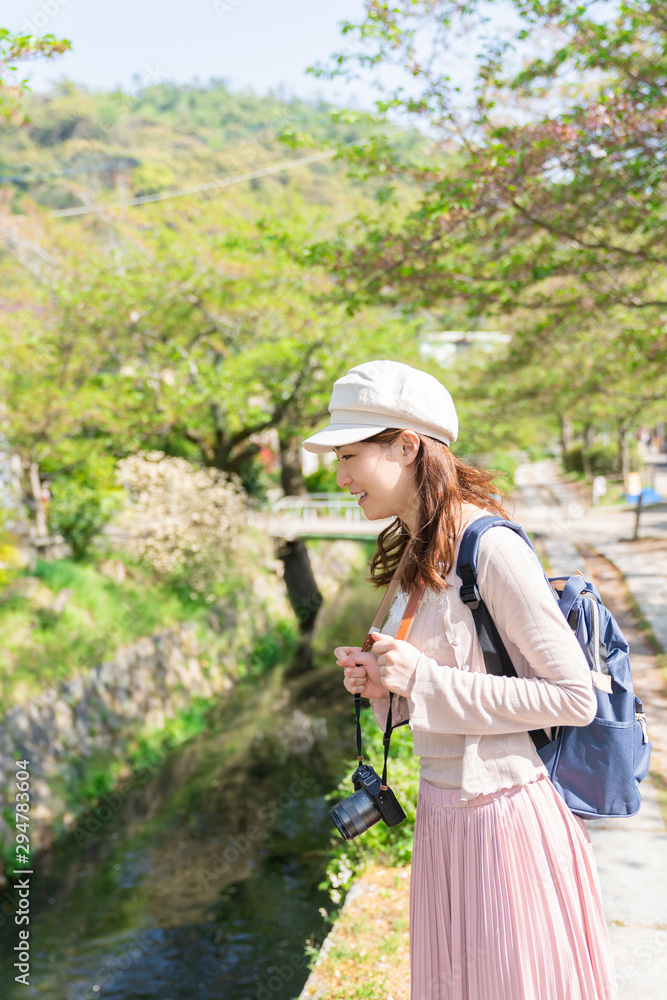 観光する女性　京都　カメラ