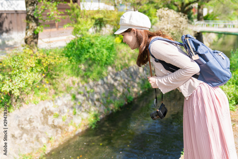 観光する女性　京都　カメラ