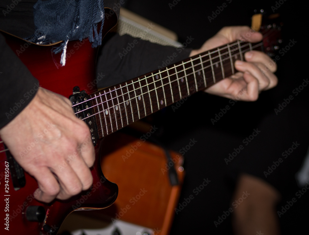 Fototapeta premium Gra na gitarze z bliska zdjęcie