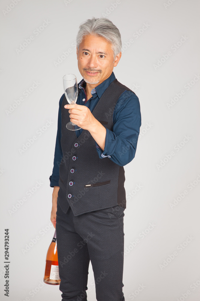 Hombre de mediana edad de origen japonés con una copa de Champagne vacía Hombre de mediana edad de origen japonés con una copa de Champagne vacía