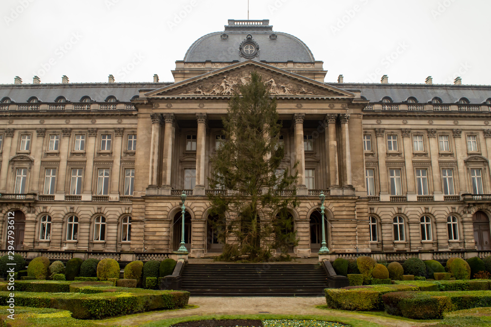 Obraz premium Royal Palace of Brussels, cloudy winter time in Brussels, Belgium on December 30, 2018. 