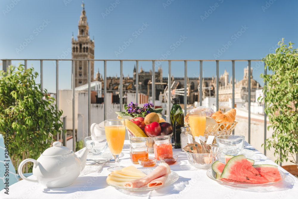 Obraz premium desayuno al aire libre con vistas a la catedral de sevilla