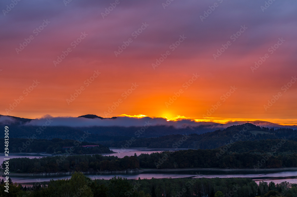 Obraz premium Wschód słońca Bieszczady - Polańczyk