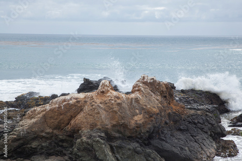olas rompiendo contra rocas en Big Sur