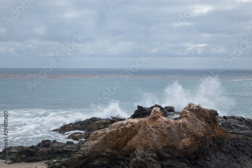 olas rompiendo contra rocas en Big Sur