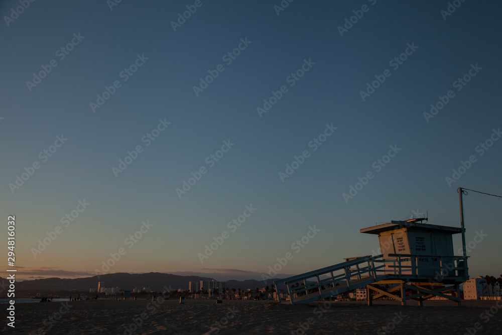cabaña de socorrista en playa de Venice Beach al atardecer