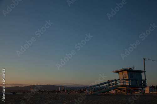 cabaña de socorrista en playa de Venice Beach al atardecer