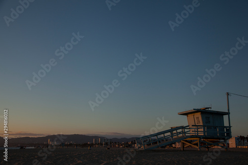 caba  a de socorrista en playa de Venice Beach al atardecer