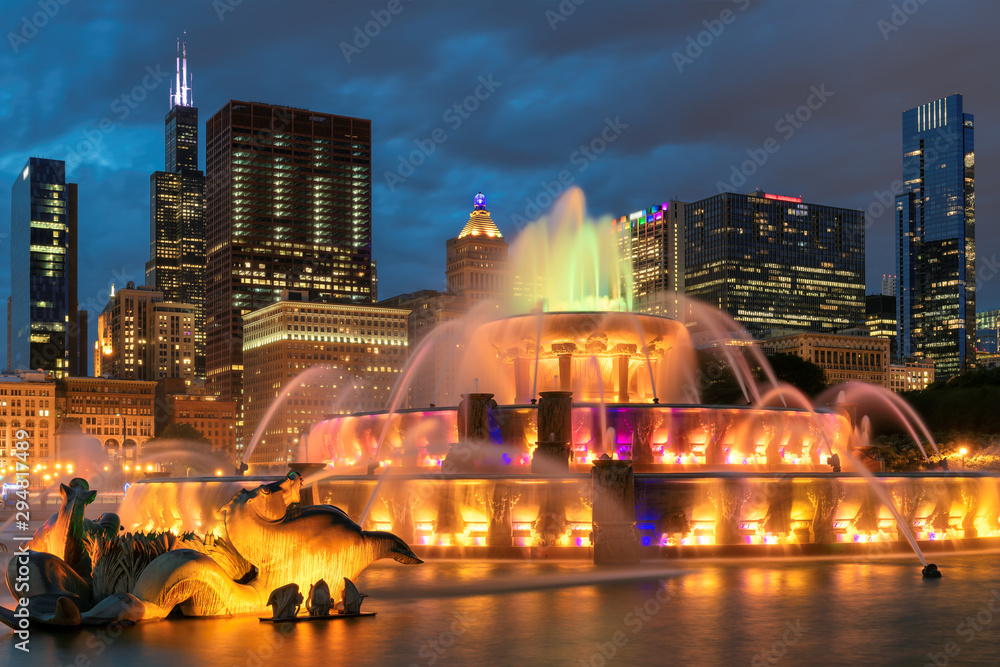Obraz premium Night view of Chicago City skyline with skyscrapers and Buckingham fountain, Chicago, Illinois, USA.