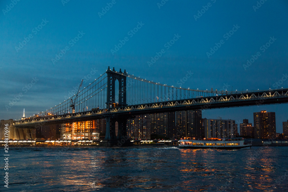 Puente de Manhattan al anochecer Puente de Manhattan al anochecer