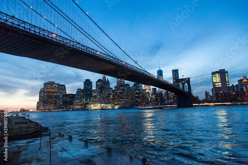 Fototapeta Naklejka Na Ścianę i Meble -  Puente de Manhattan al anochecer