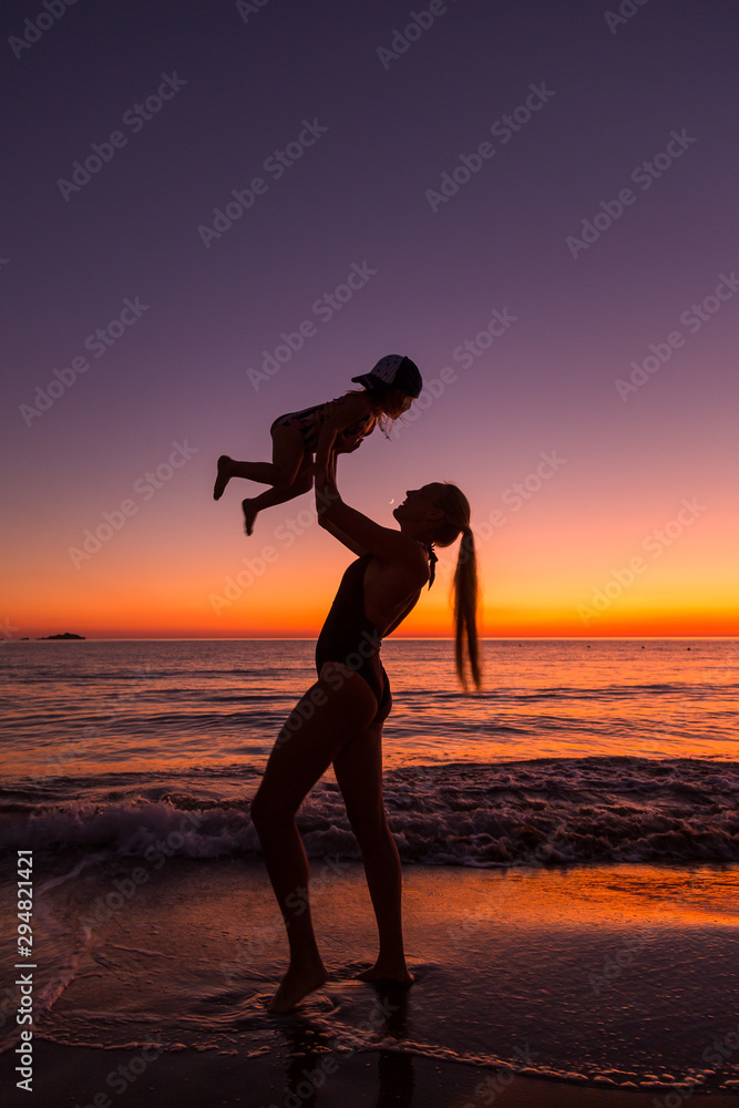 Fototapeta premium Mother and daughter at the sea 