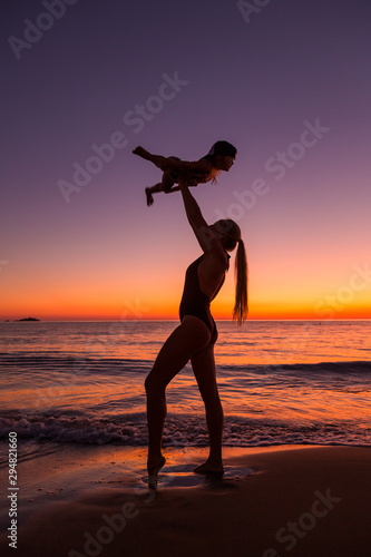 Obraz na płótnie Mother and daughter at the sea w salonie