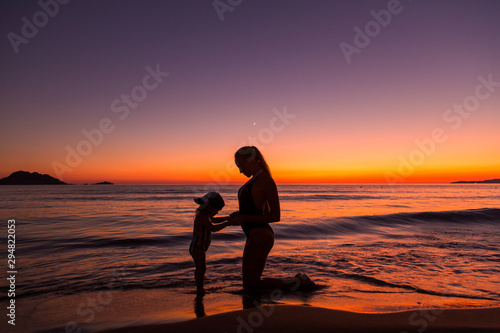 Obraz na płótnie Mother and daughter at the sea w salonie