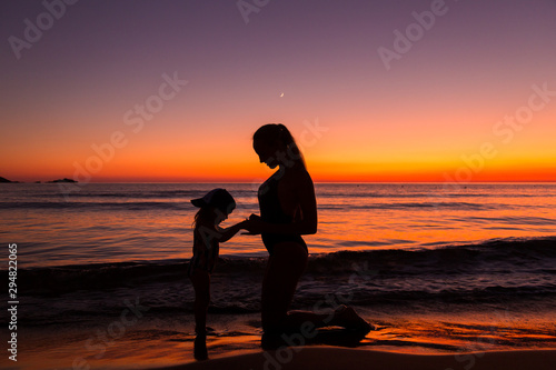 Obraz na płótnie Mother and daughter at the sea w salonie