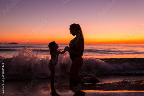 Obraz na płótnie Mother and daughter at the sea w salonie