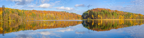 Fototapeta Naklejka Na Ścianę i Meble -  Autumn over the lake
