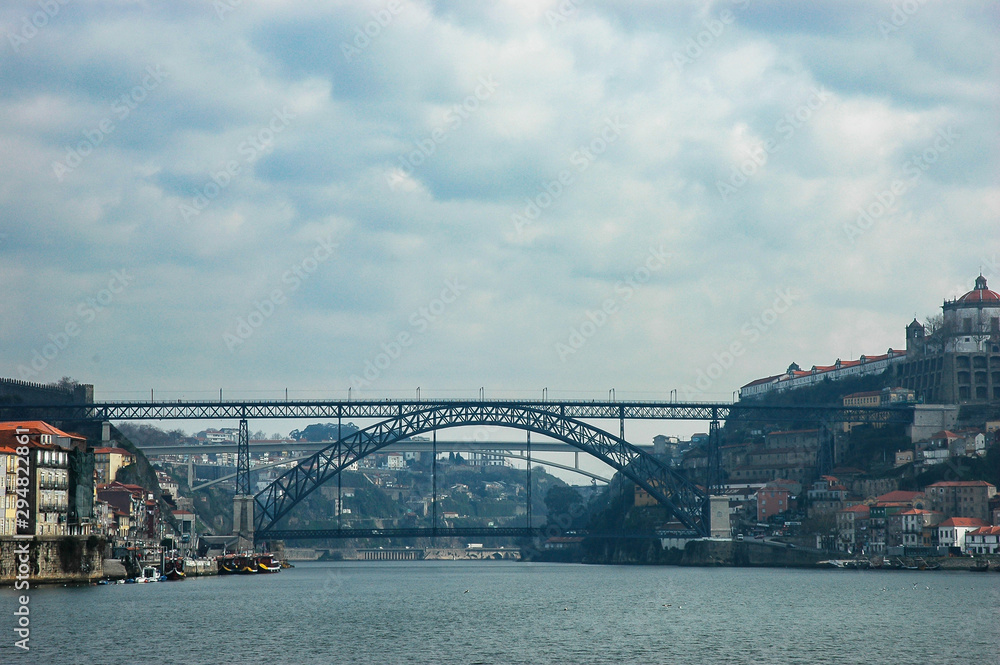 Naklejka premium Between Oporto and Gaia