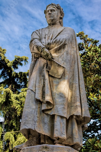 padua, italien - statue von francesco petrarca  photo