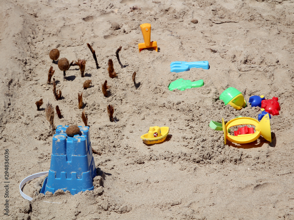 Sandkasten, Spielplatz mit Schaufeln und Eimern zum spielen für Kinder Sandkasten, Spielplatz mit Schaufeln und Eimern zum spielen für Kinder