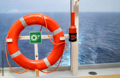 ein Rettungsring auf einem Schiff, immer griffbereit zum Einsatz  photo