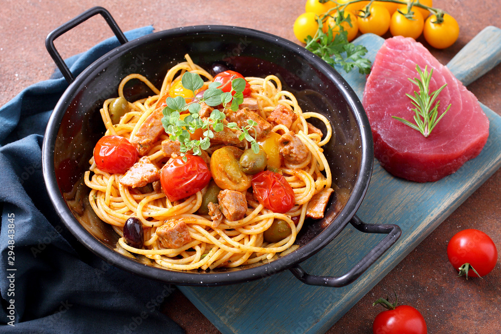 spaghetti con pesce tonno fresco pomodorini olive e capperi Stock Photo |  Adobe Stock