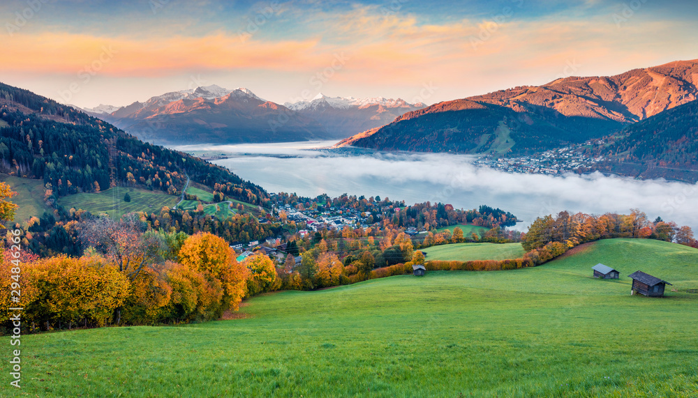 Naklejka premium Fabulous view of Zell lake. Colorful autumn sunrise in Austrian town - Zell am See, south of the city of Salzburg. Beauty of nature concept background.