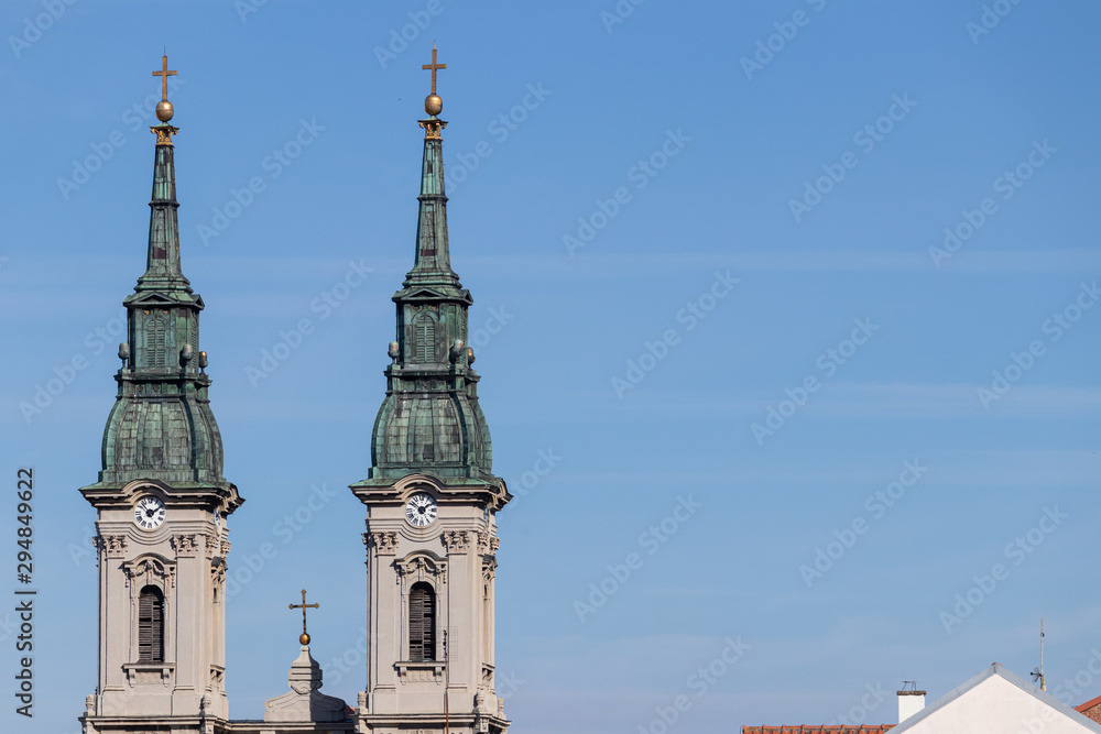 Obraz premium Two spiers of the clock towers and a cross of the old Orthodox E