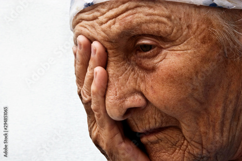 фотографія Old saddened mother, portrait photo