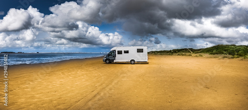 Wohnmobil parkt am Strand