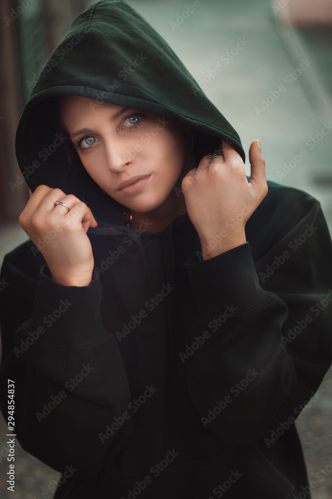 ragazza in felpa con il cappuccio in testa Stock Photo | Adobe Stock