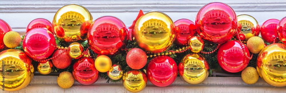 Fototapeta premium Christmas garland of colorful Christmas balls