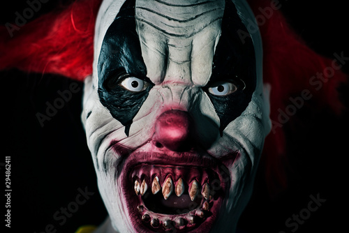 Foto scary evil clown with a bloody mouth