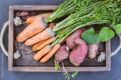 Canvastavla Sweet potato and carrots in a wooden box.