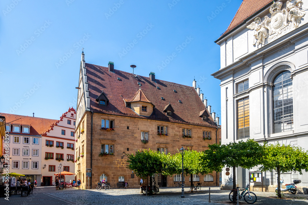 Fototapeta premium Sankt Gumbertus Kirche und Altstadt, Ansbach, Bayern, Deutschland
