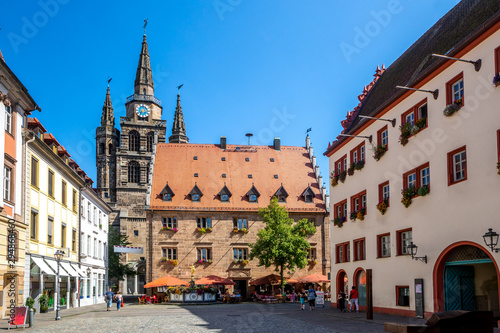 Sankt Gumbertus Kirche und Rathaus, Ansbach, Bayern, Deutschland 