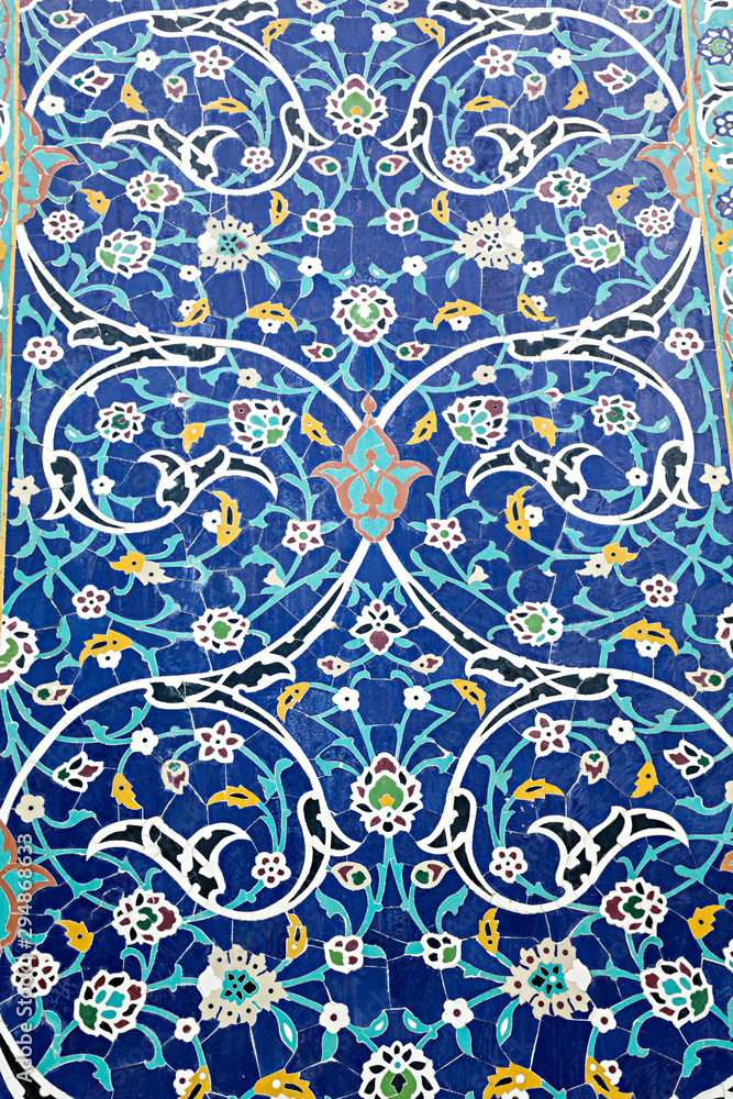 Azulejos antiguos con motivos florales.