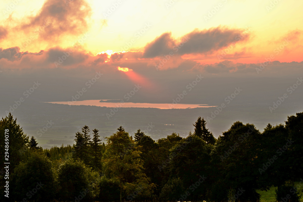 Obraz premium Ray of Sunshine onto lake view from mountain top