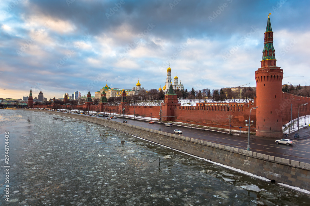 Obraz premium Moscow river and Kremlin embankment at winter