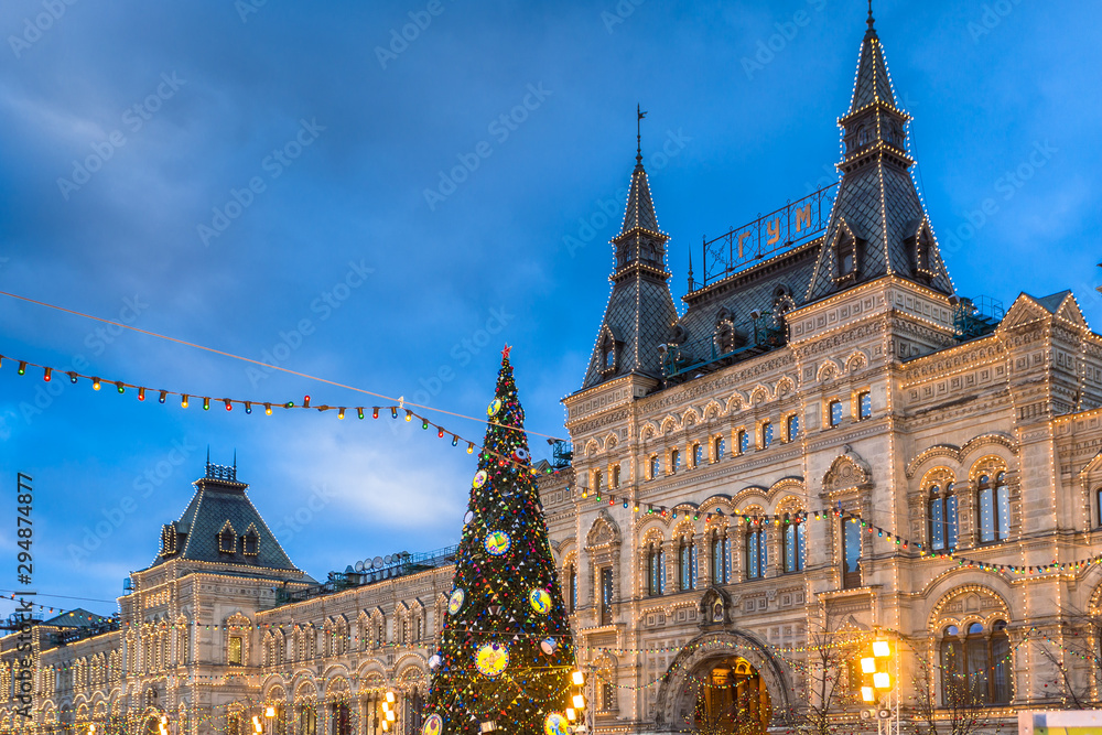 Fototapeta premium Red square at night with the building of the Main Department store (GUM), Moscow