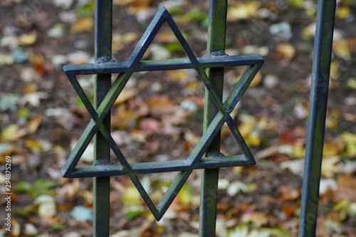 Davidstern an einem Friedhofszaun in Lüdinghausen photo