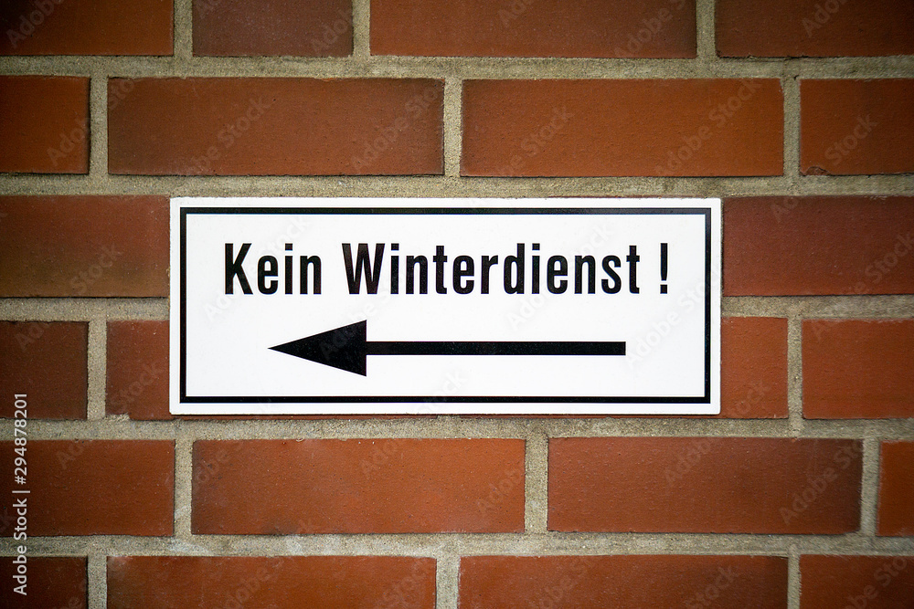Kein Winterdienst - Schild an einer Hauswand Kein Winterdienst - Schild an einer Hauswand
