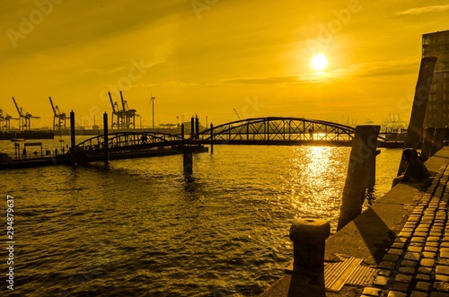 Br  cke im Hafen Hamburg