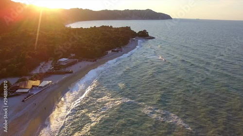 In volo sulla baia di Portonovo al tramonto