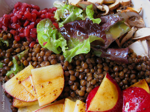 Vegane Ernährung - Salat-Bowl mit Linsen, Blattsalat, Äpfeln, braunen Champignons und Granatapfelkernen